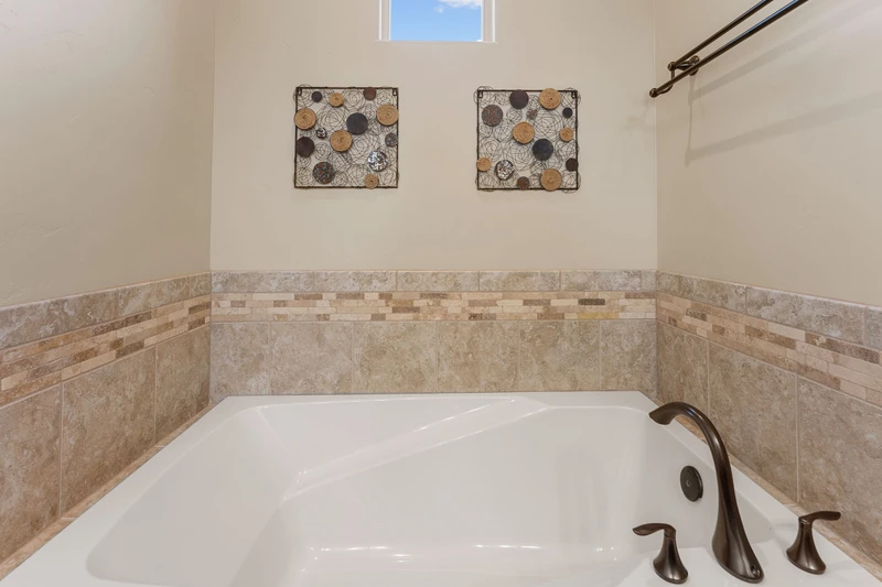 2nd Floor King Master Bathroom Tub