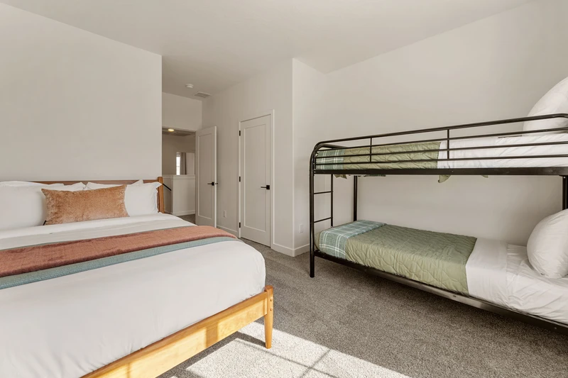 Queen Bed + Twin/Twin Bunk
