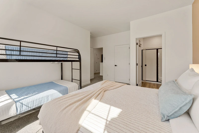 Queen Bed + Twin/Twin Bunk