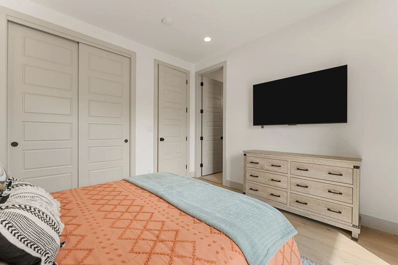 Queen Bedroom
