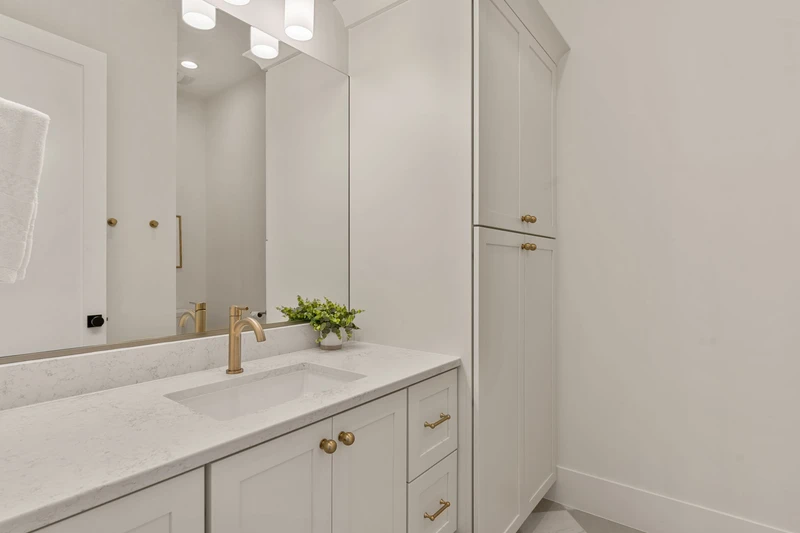 Unit B - Bathroom