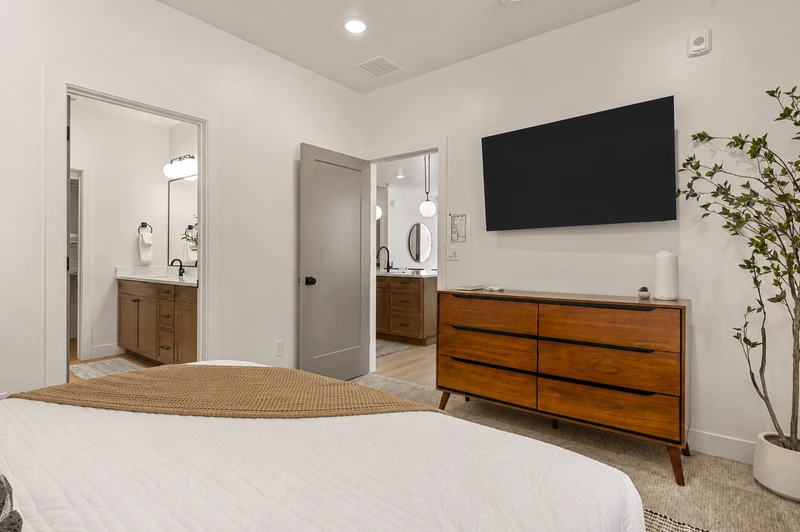 Queen Bedroom
