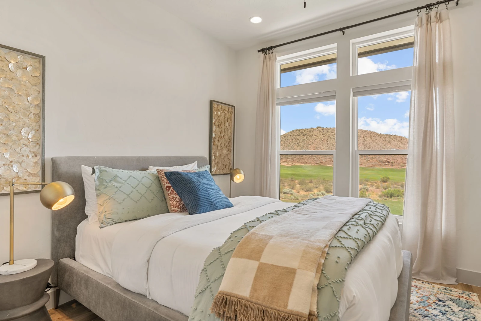 House 1 - Queen Bedroom