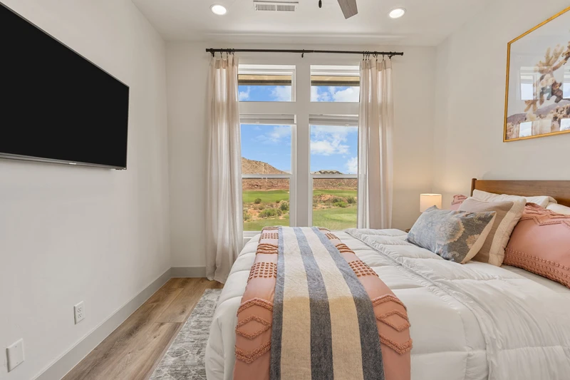 House 1 - Queen Bedroom
