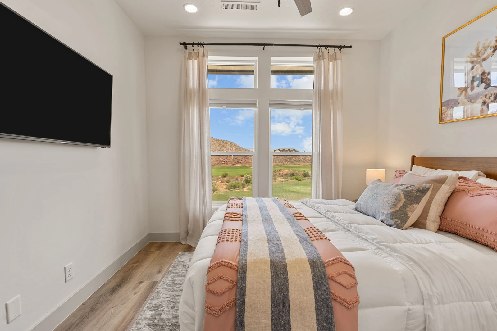 House 1 - Queen Bedroom