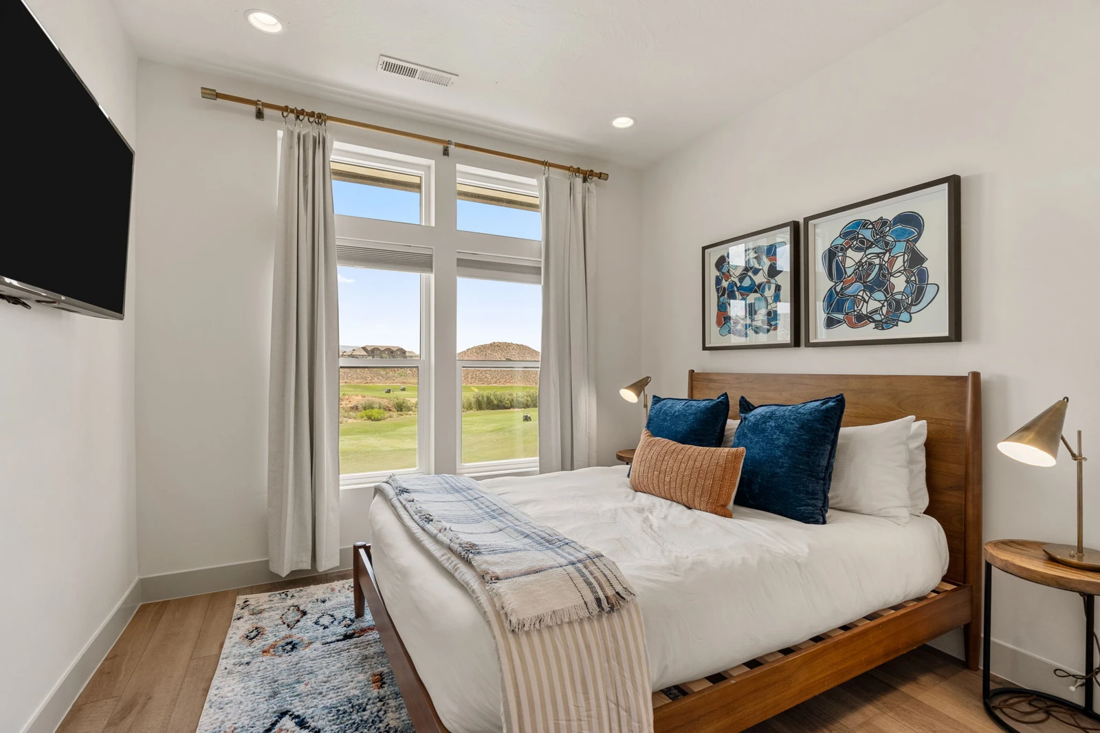 House 2 - Queen Bedroom