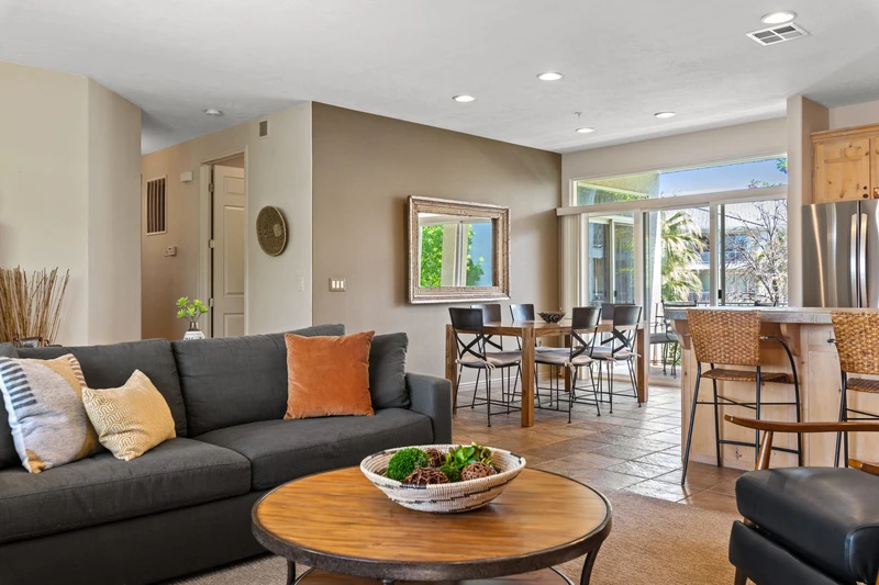 Kitchen & Dining Area