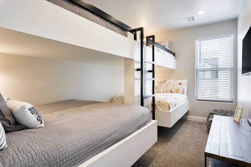 Twin / Full Bunkroom