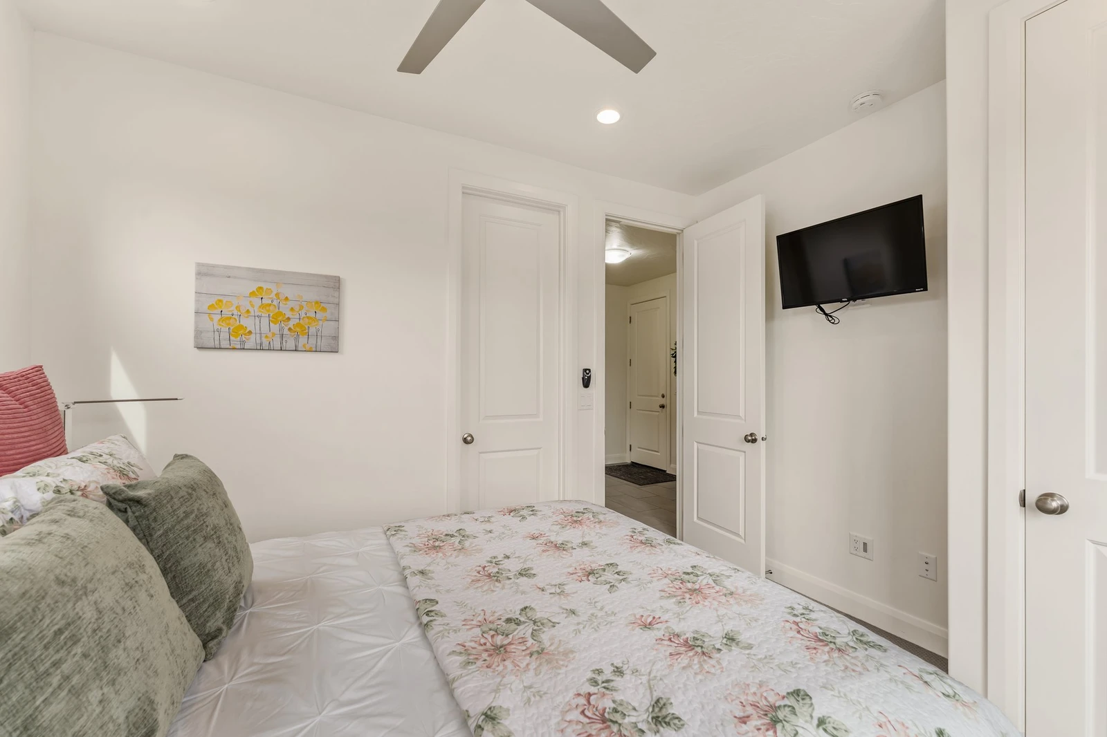 Queen Bedroom Off Entry