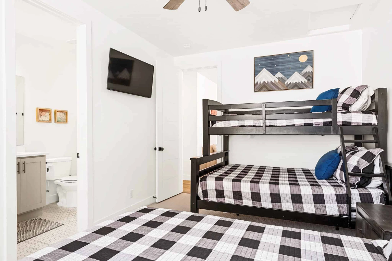 1Q, T/F (M) Bunk Room