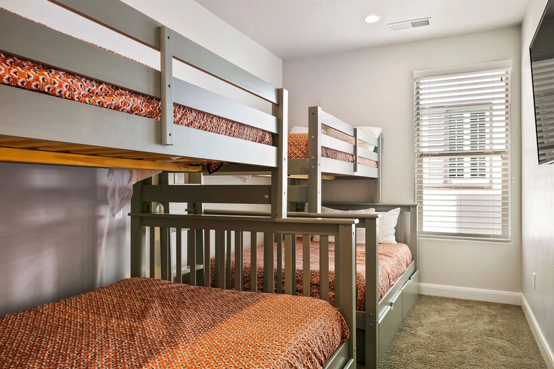 2 Twin / Full Bunks