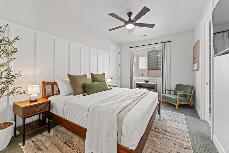 King Bed/Attached Bath