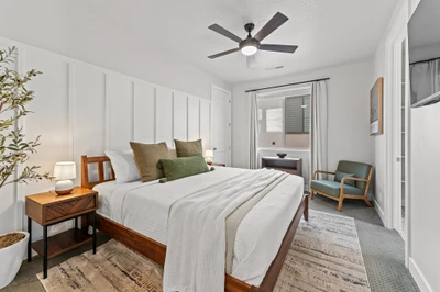 King Bed/Attached Bath