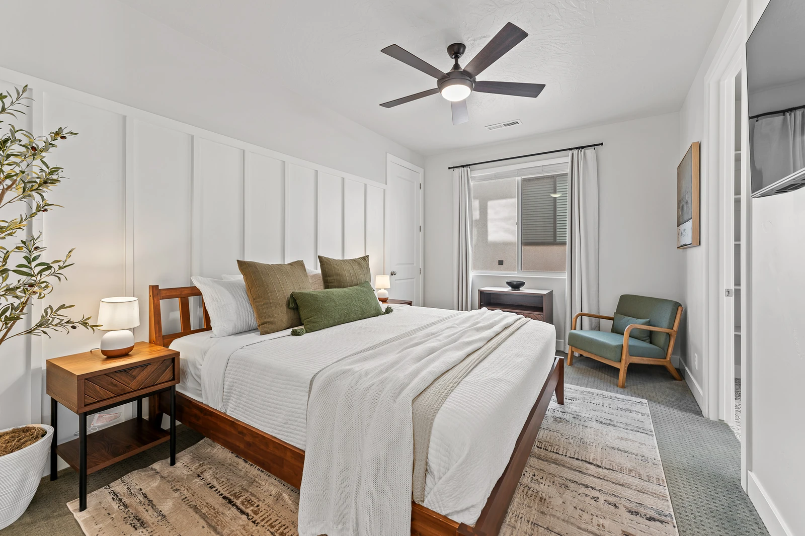 King Bed/Attached Bath