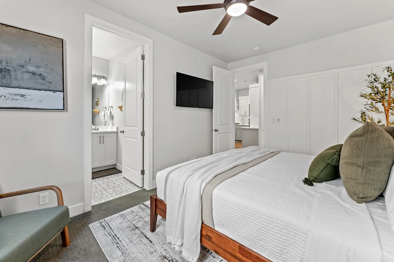 King Bed/Attached Bath