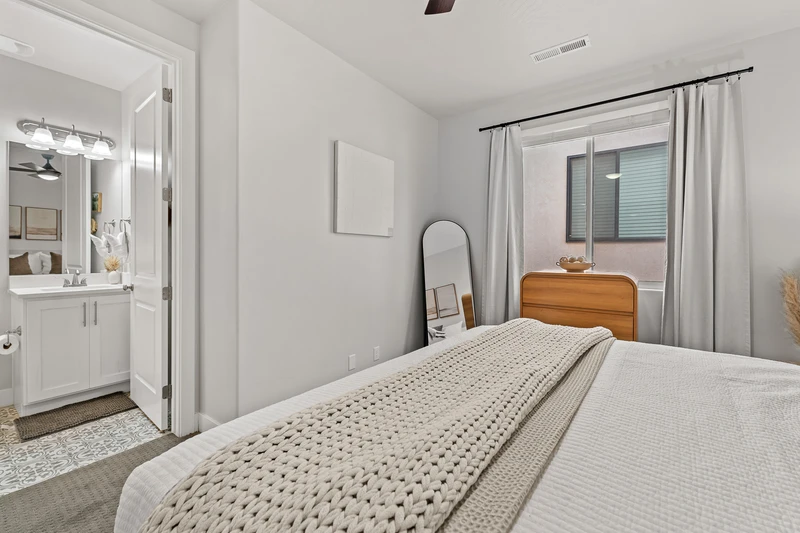 King Bed/Attached Bath