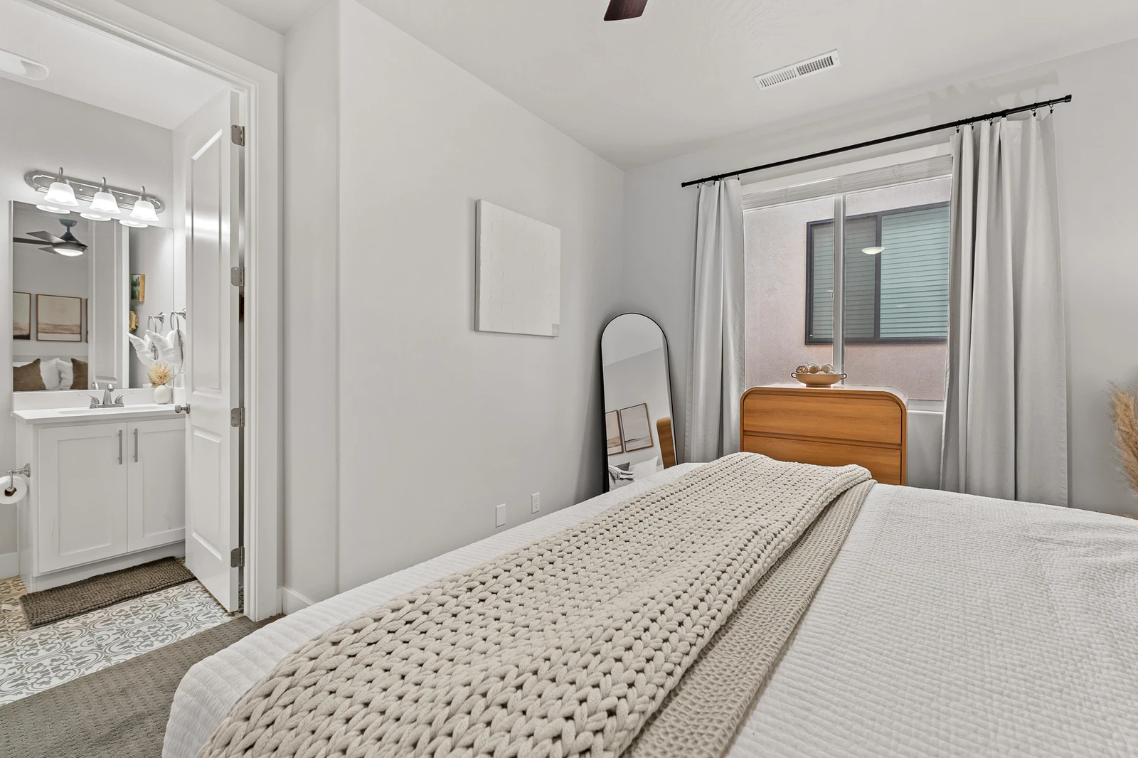 King Bed/Attached Bath