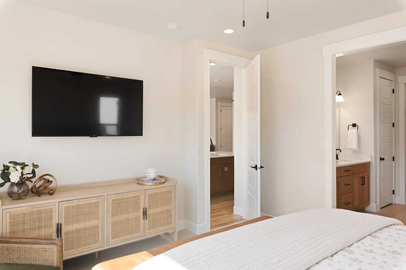 King Bed/Attached Bath (Main Floor)