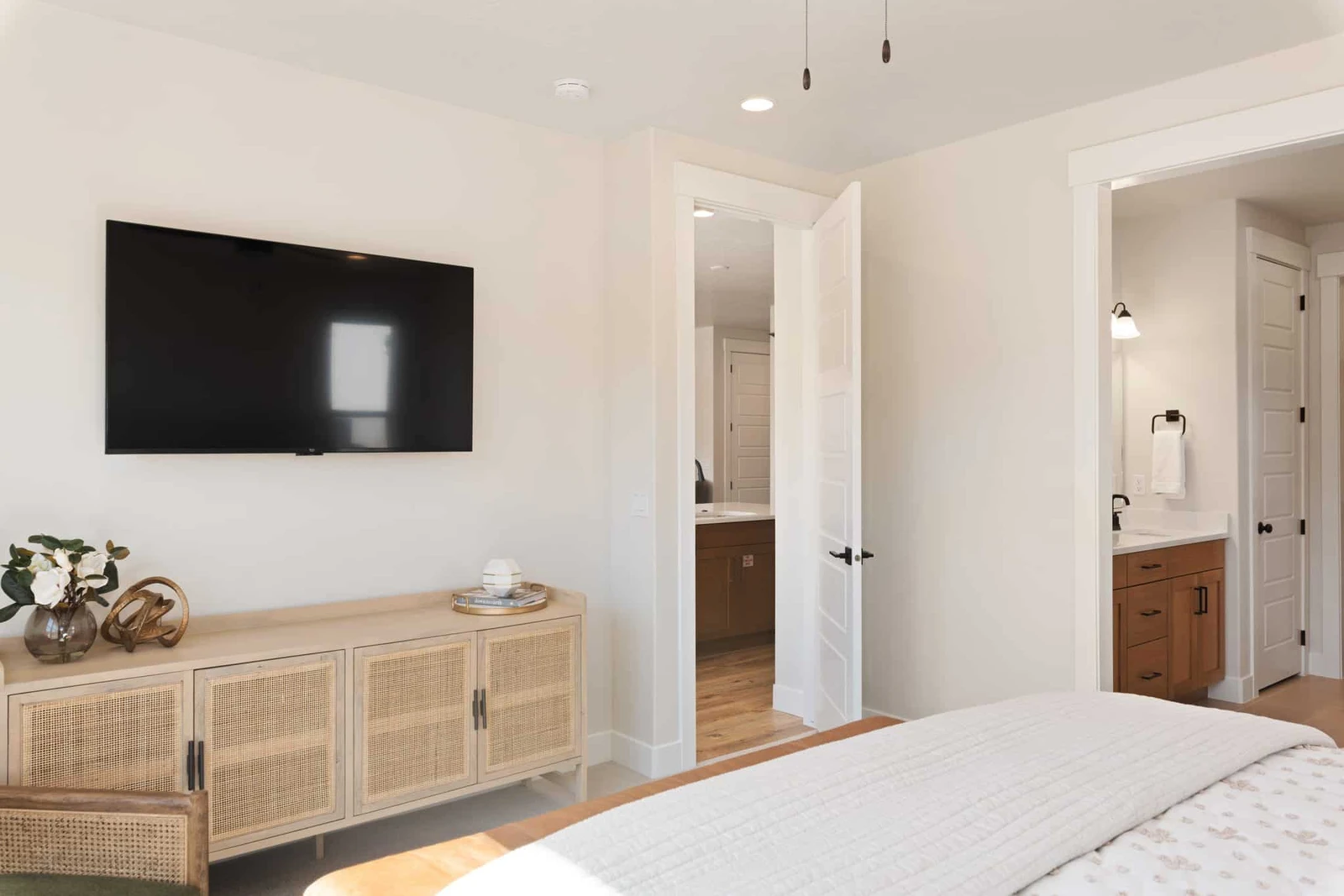 King Bed/Attached Bath (Main Floor)