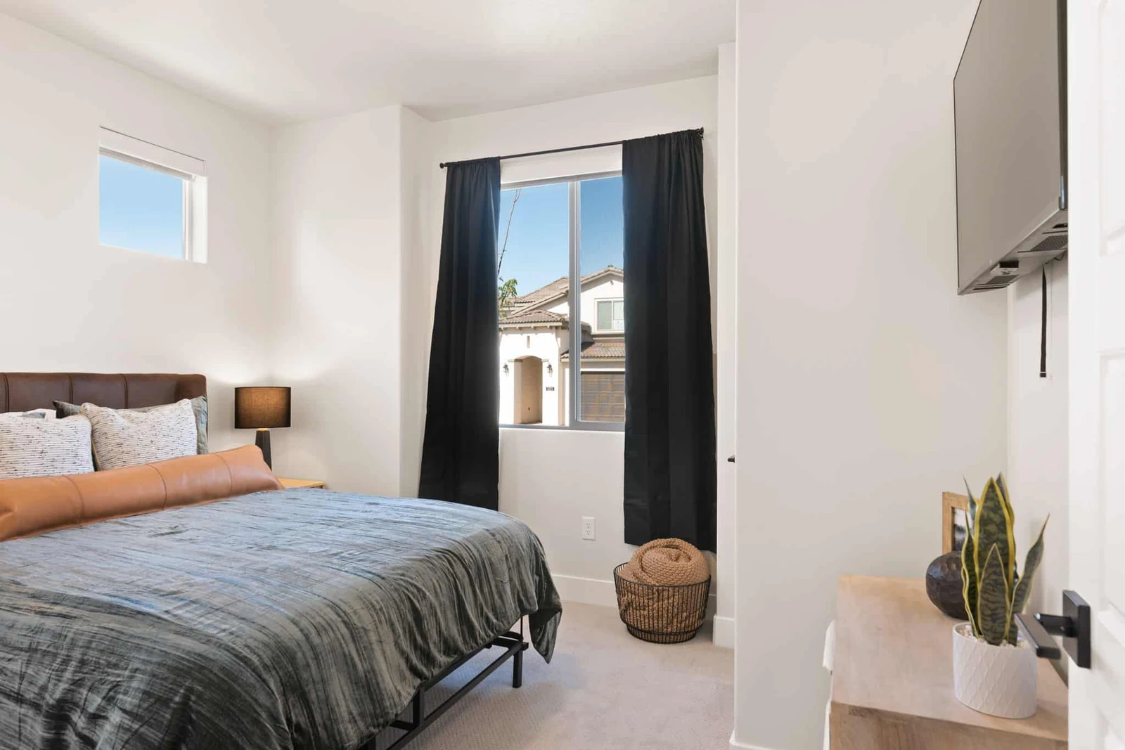 Queen Bed/Attached Bath