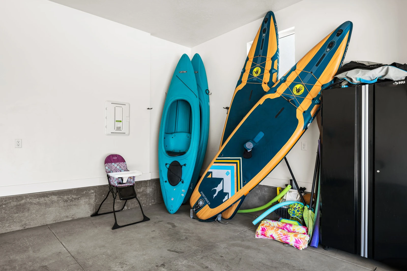 Garage & Amenities