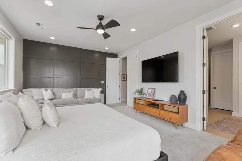 2nd Floor King Bed With Pullout Couch