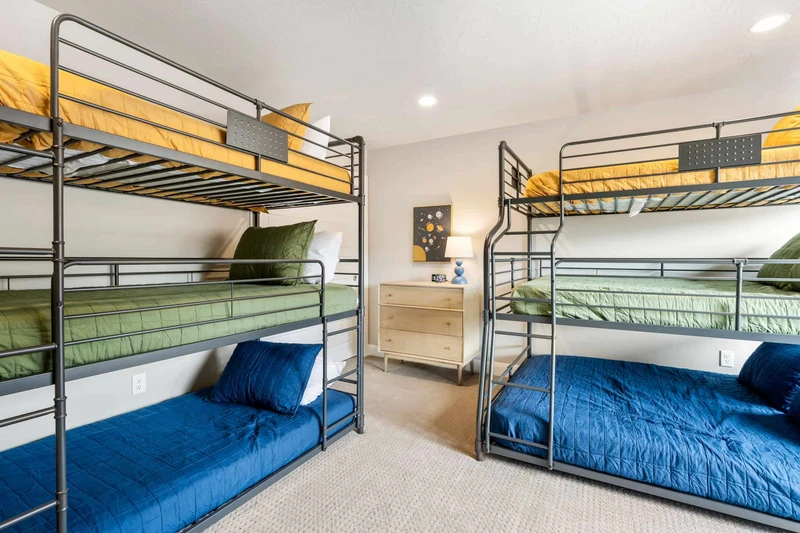 2 Twin/Full/Queen Bunks, Twin/Twin/Twin Bunk Room
