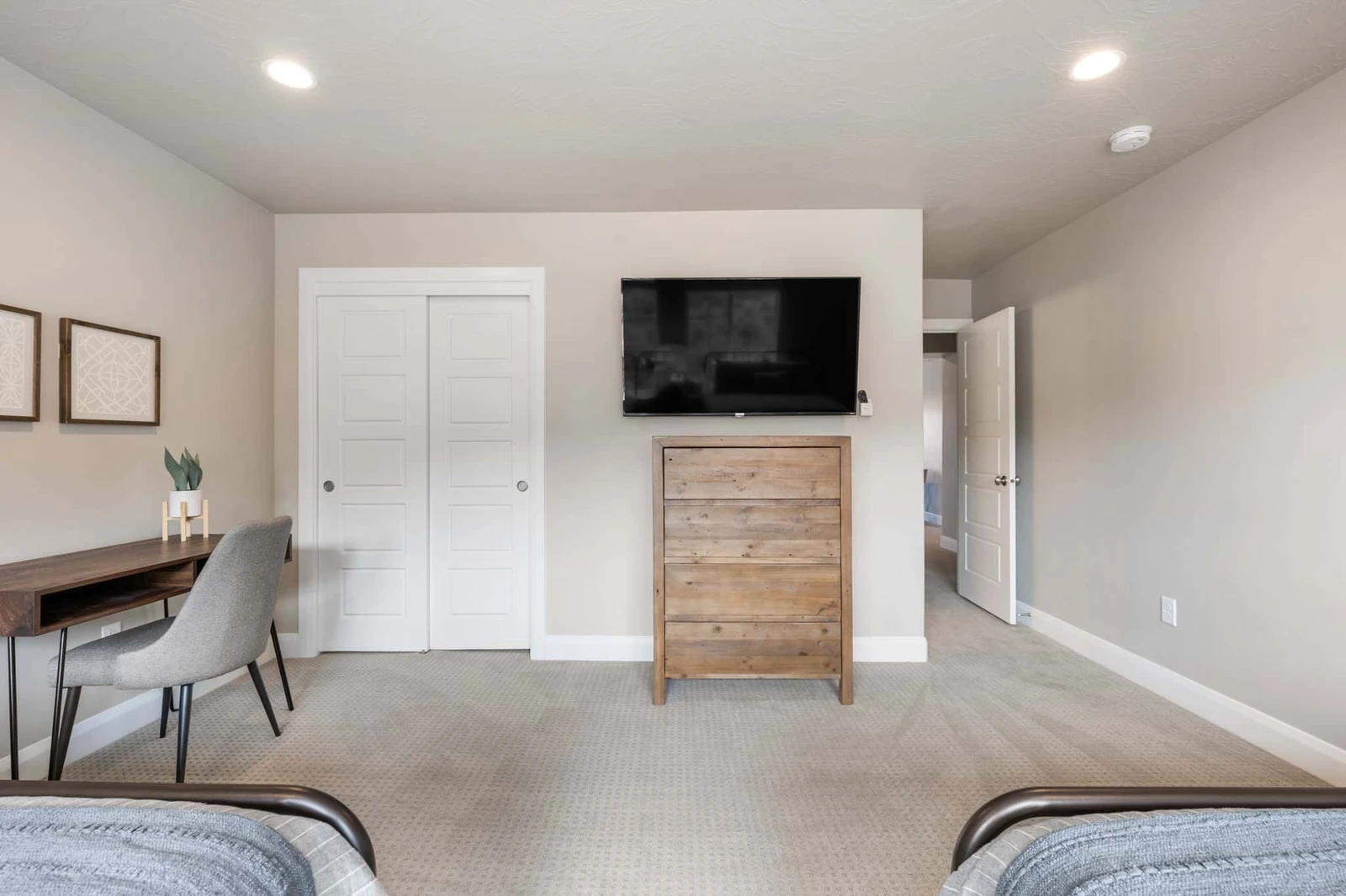 2 Queen Bedroom