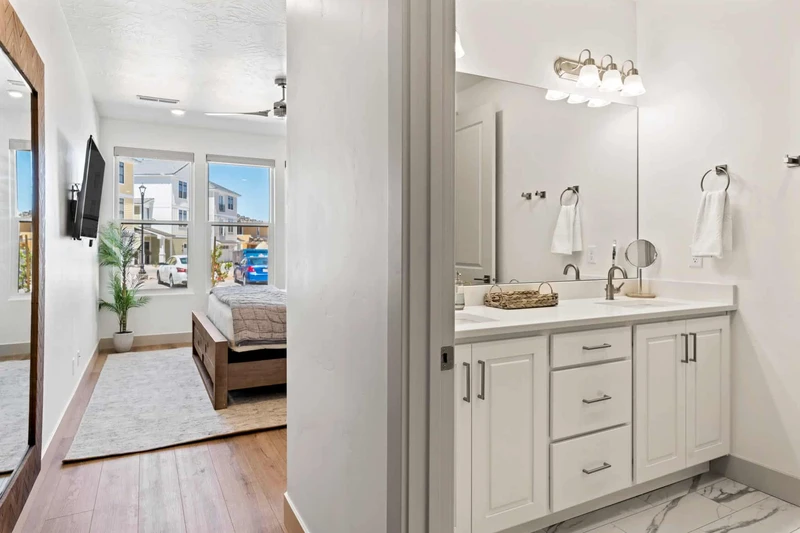 King Bed / Attached Bath