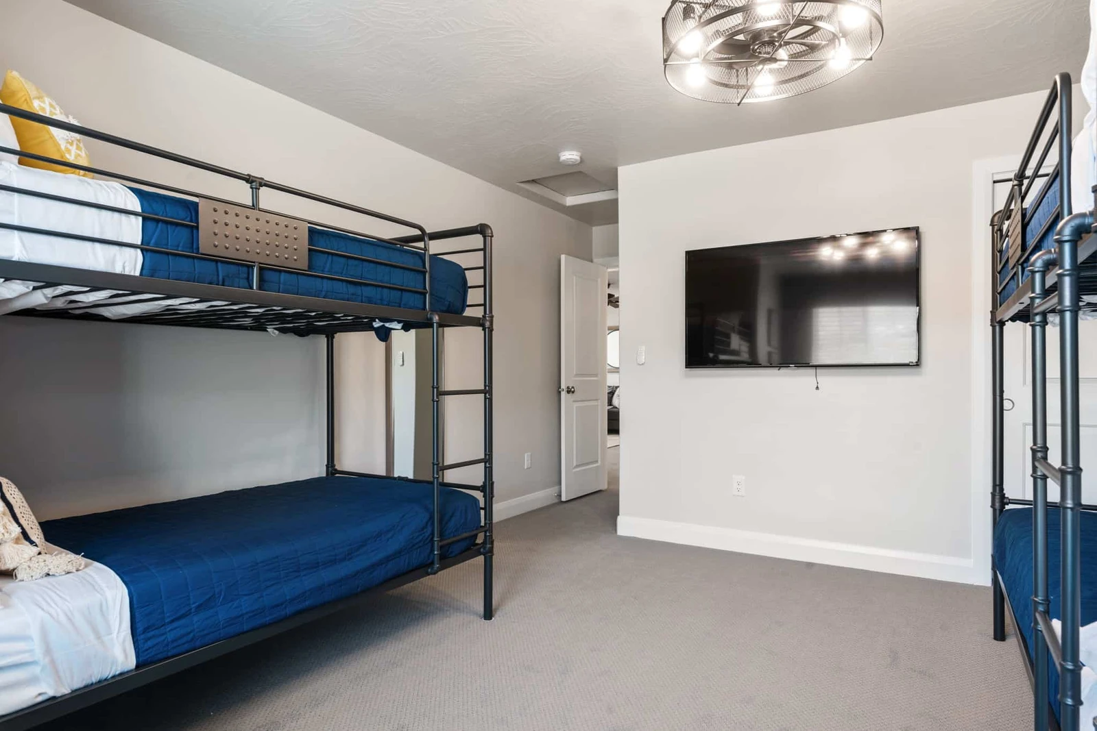 2 Queen/Queen Bunks, 1 Twin/Twin Bunk Room