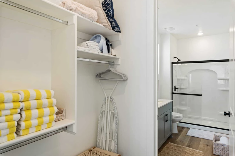 Closet/Bathroom