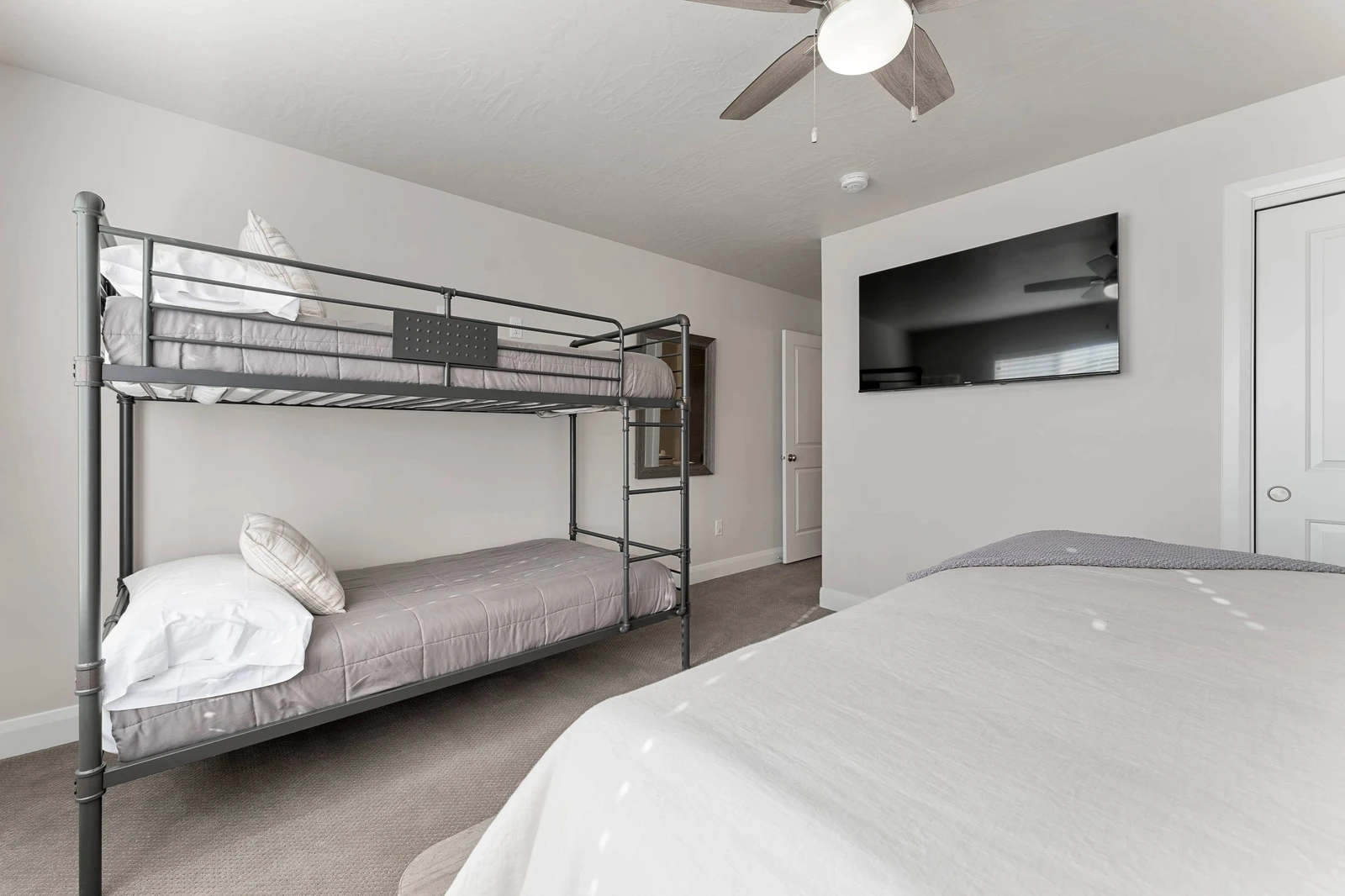 King Bed, Twin/Twin Bunkroom