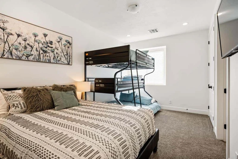 2nd Floor Bedroom 1 F/T/Q, 1Q