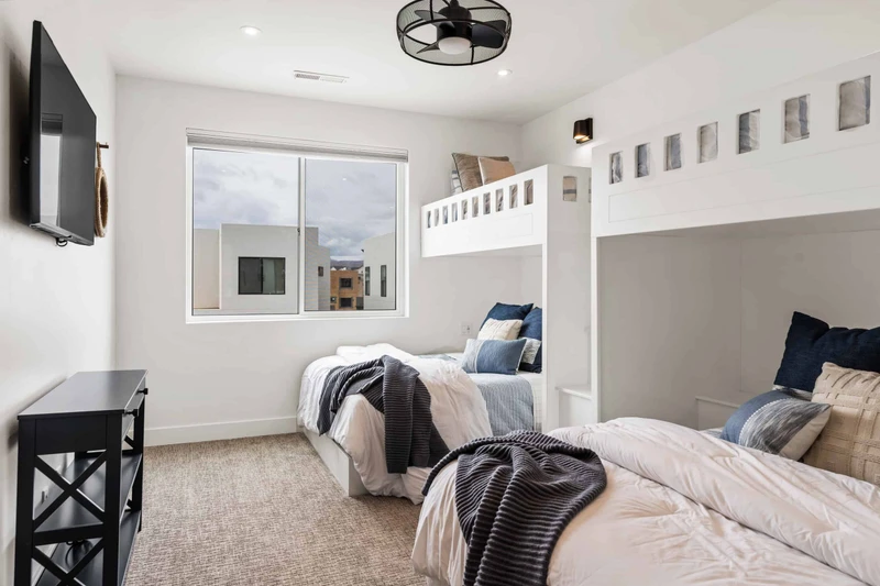 2T/Q Bedroom