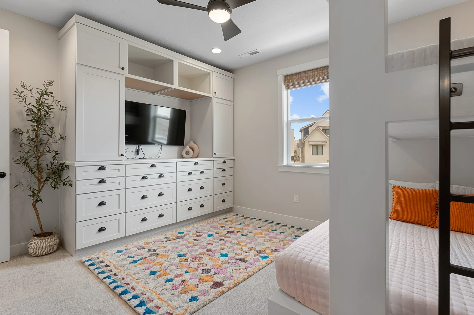 Twin/Queen Bunk Room