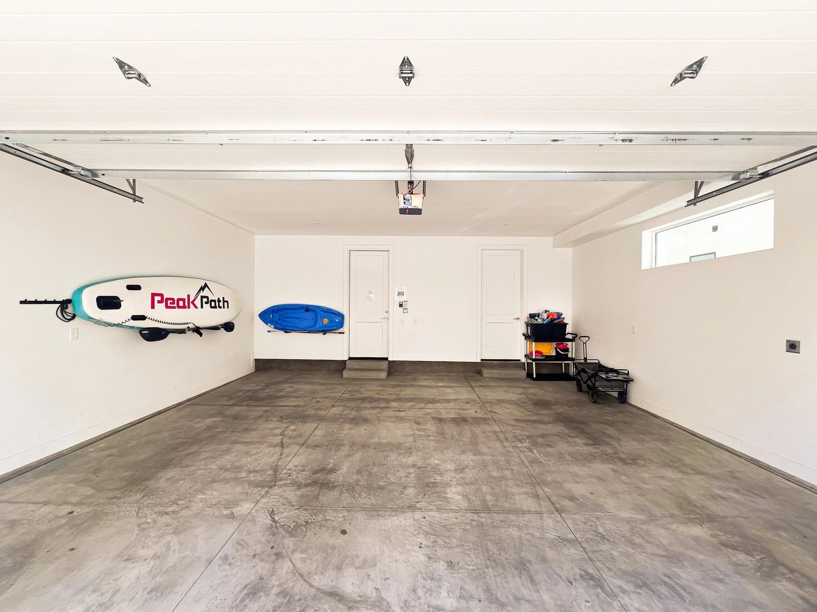 Garage & Amenities