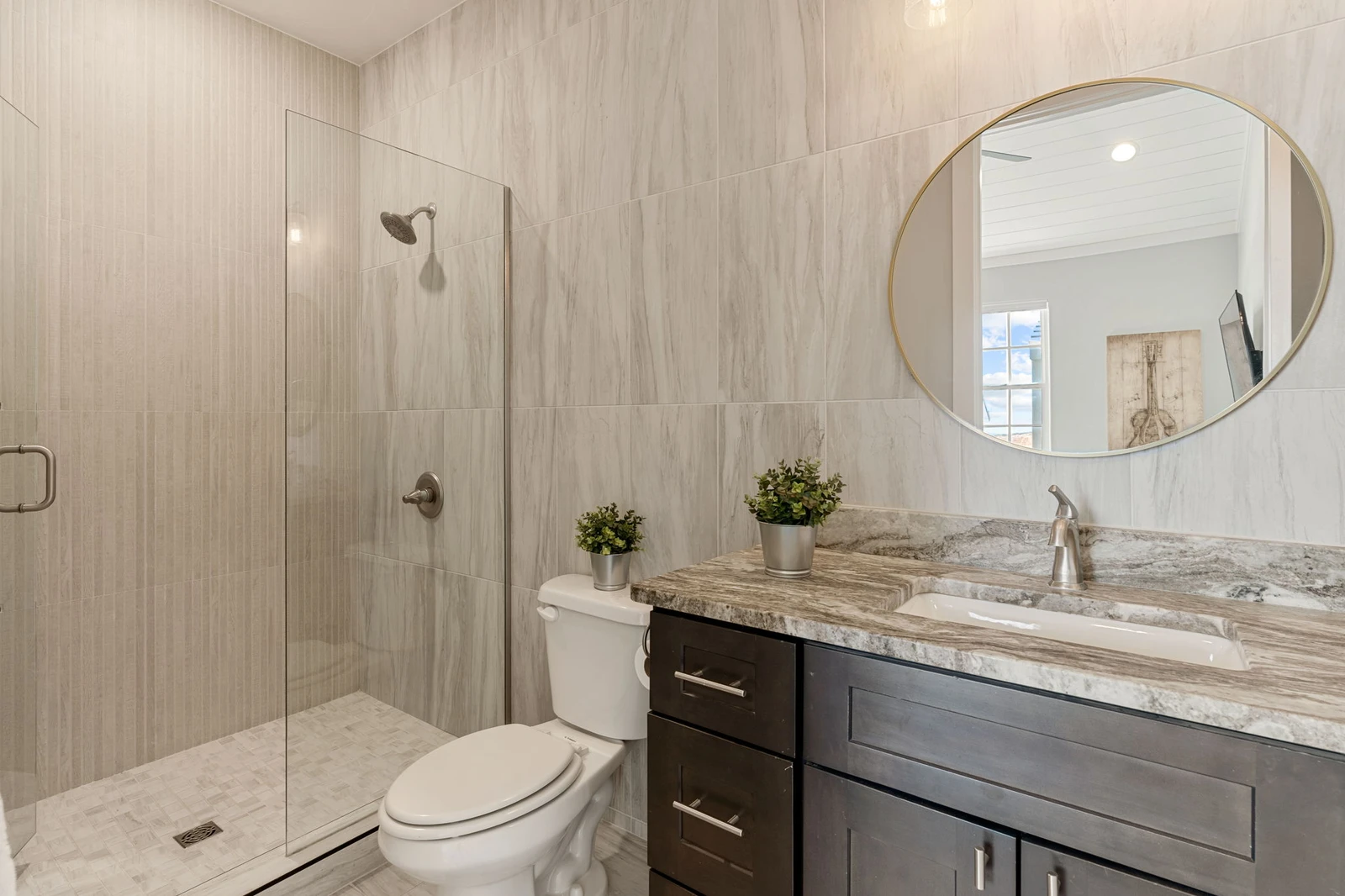 Queen Bedroom Bathroom