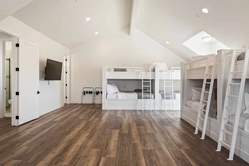 6 Queen/Queen Bunks