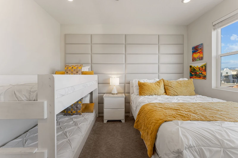 T/T Bunkbed Queen Bedroom
