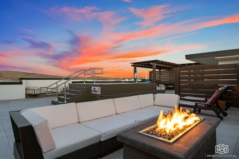Promenade Building Roof Top Sky Deck