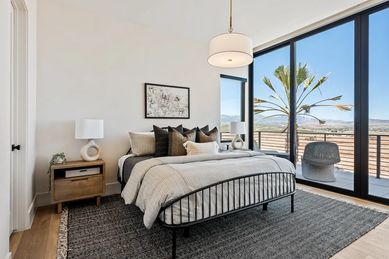 King Bed / Attached Bath
