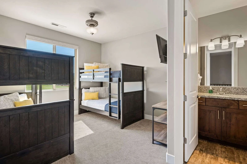 2 Twin/Twin Bunk Room