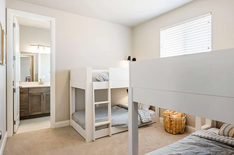 Twin / Twin Bunk Room