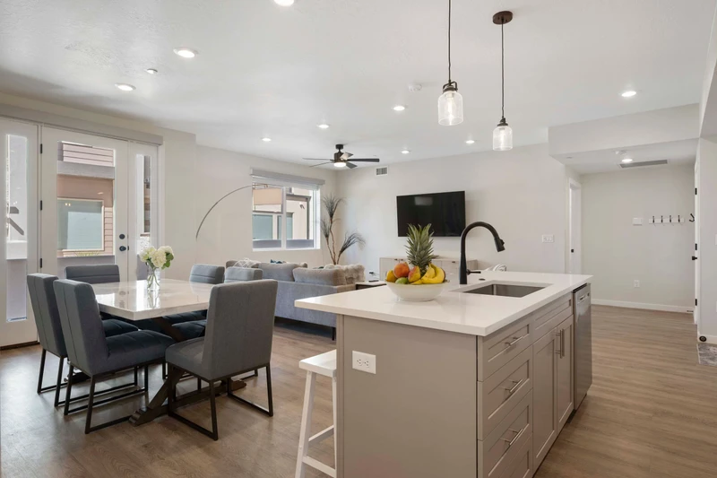Kitchen Island / Dining Room