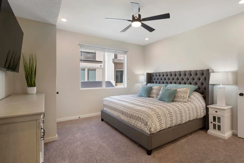 Master King Bed / Private Bathroom with Shower