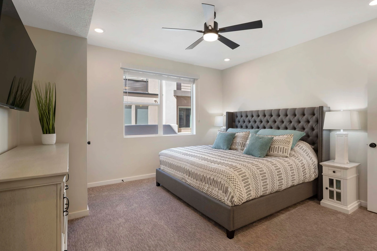 Master King Bed / Private Bathroom with Shower