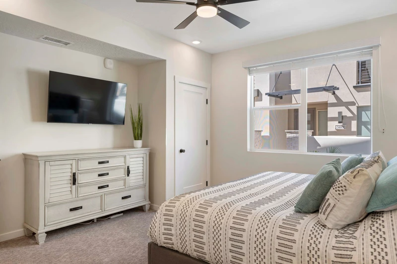 Master King Bed / Private Bathroom with Shower