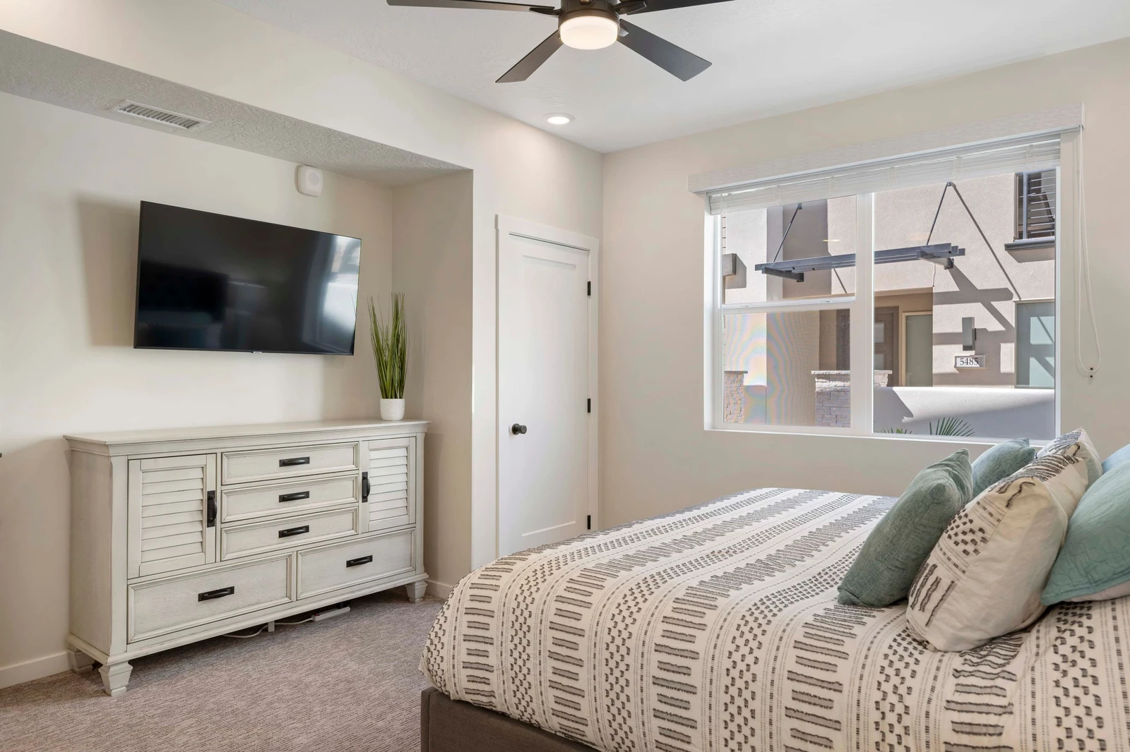 Master King Bed / Private Bathroom with Shower