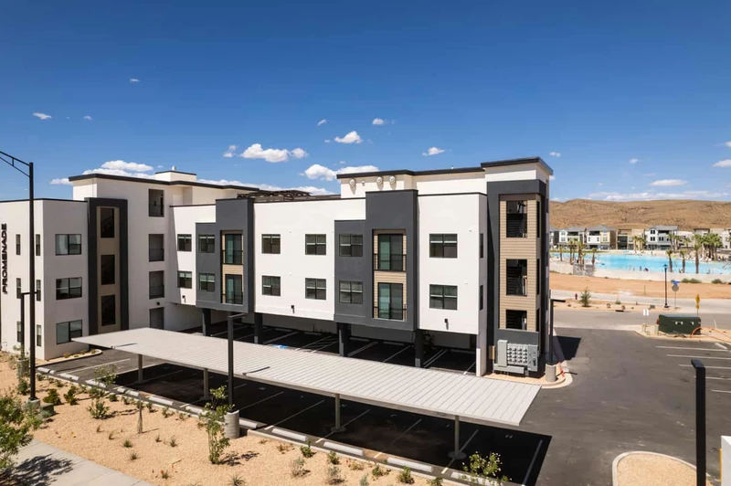 Promenade Building / Parking
