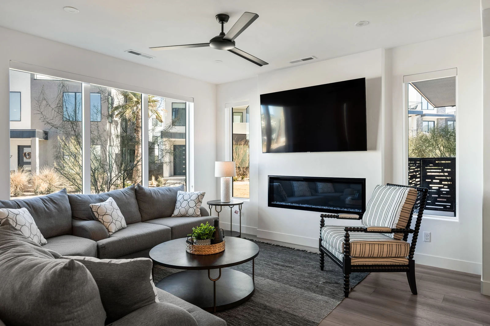 Living Room / Fireplace